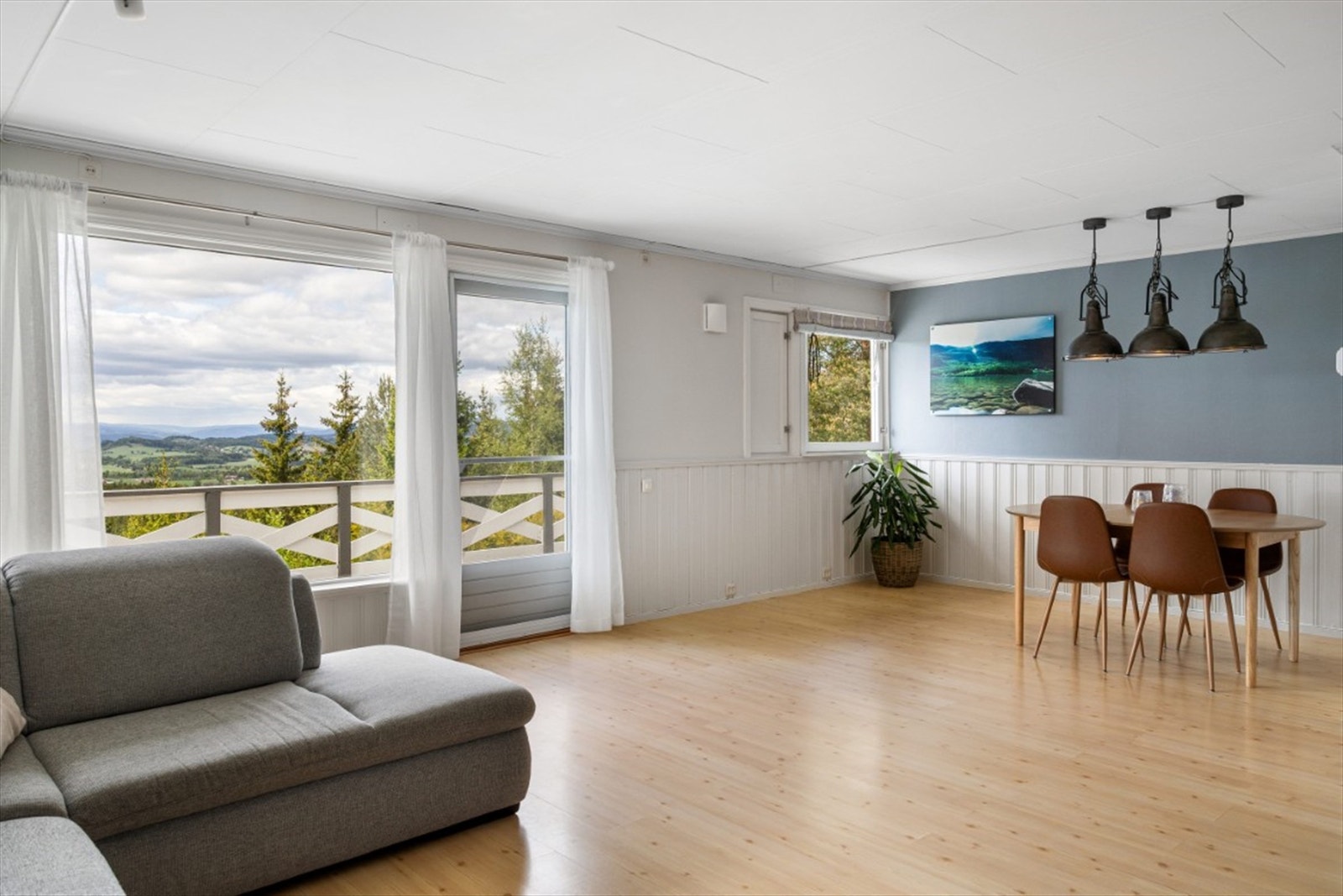 Store vindusflater i stuen gir en luftig atmosfære og enkel adkomst til terrassen. Galleribilde