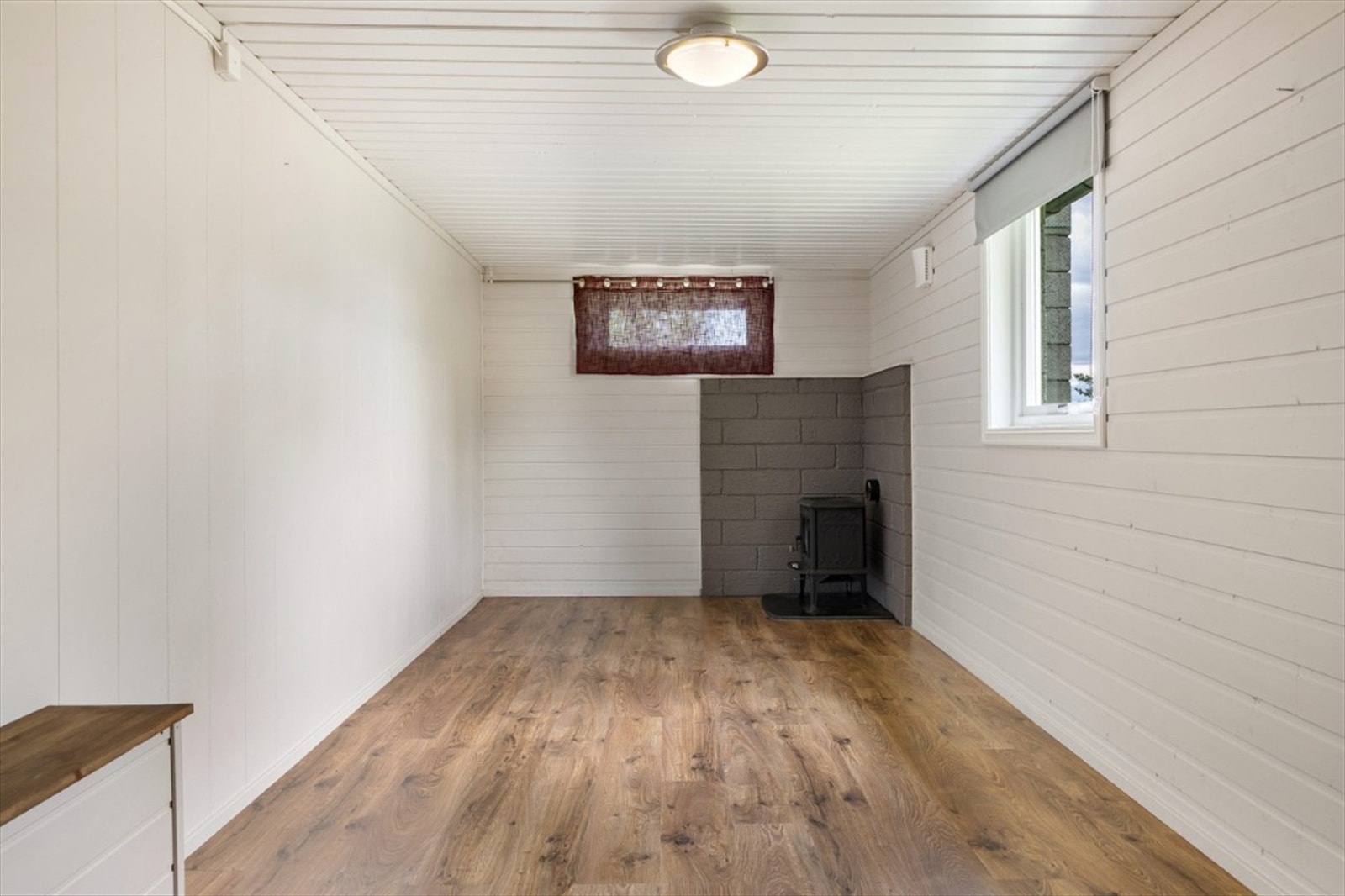 Kjellerstuen. Det er opplyst at det er fyringsforbud på ildstedet i kjelleren Galleribilde