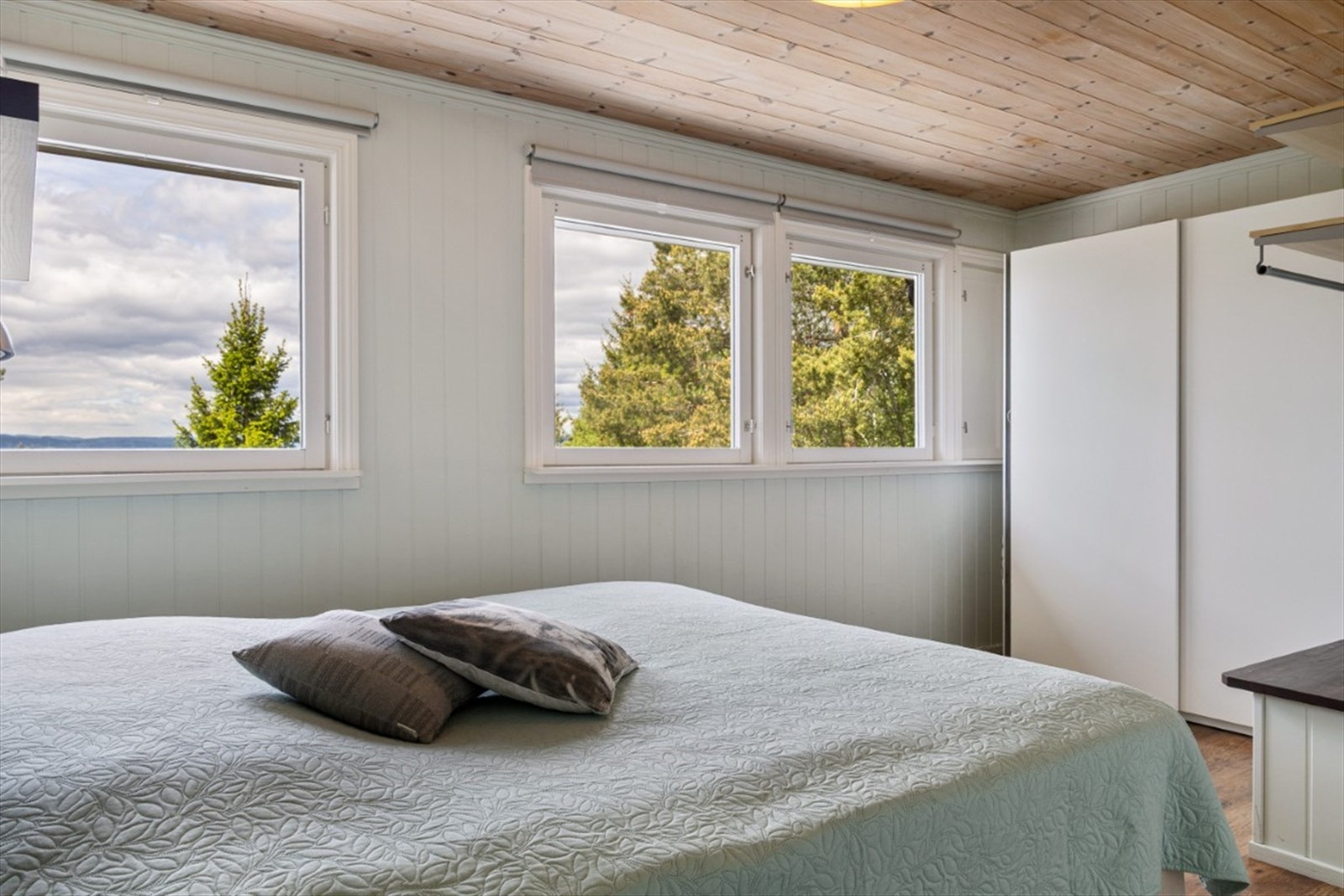 Hovedsoverommet har flere vinduer som gir fin romfølelse og mulighet for enkel innredning. Galleribilde