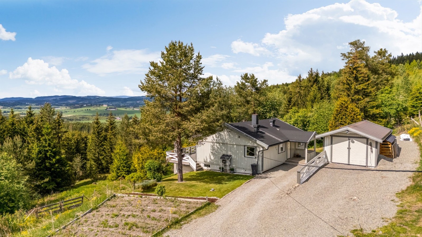 Velkommen til Stensengdalen 306! Enebolig i idylliske omgivelser med romslig gårdsplass og tilhørende garasje på ca 30m². Galleribilde