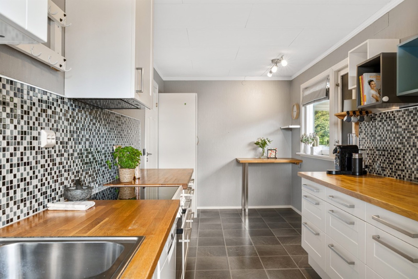 Funksjonelt kjøkken med plass til en koselig spiseplass. Godt innslipp av naturlig lys fra flere vinduer. Galleribilde