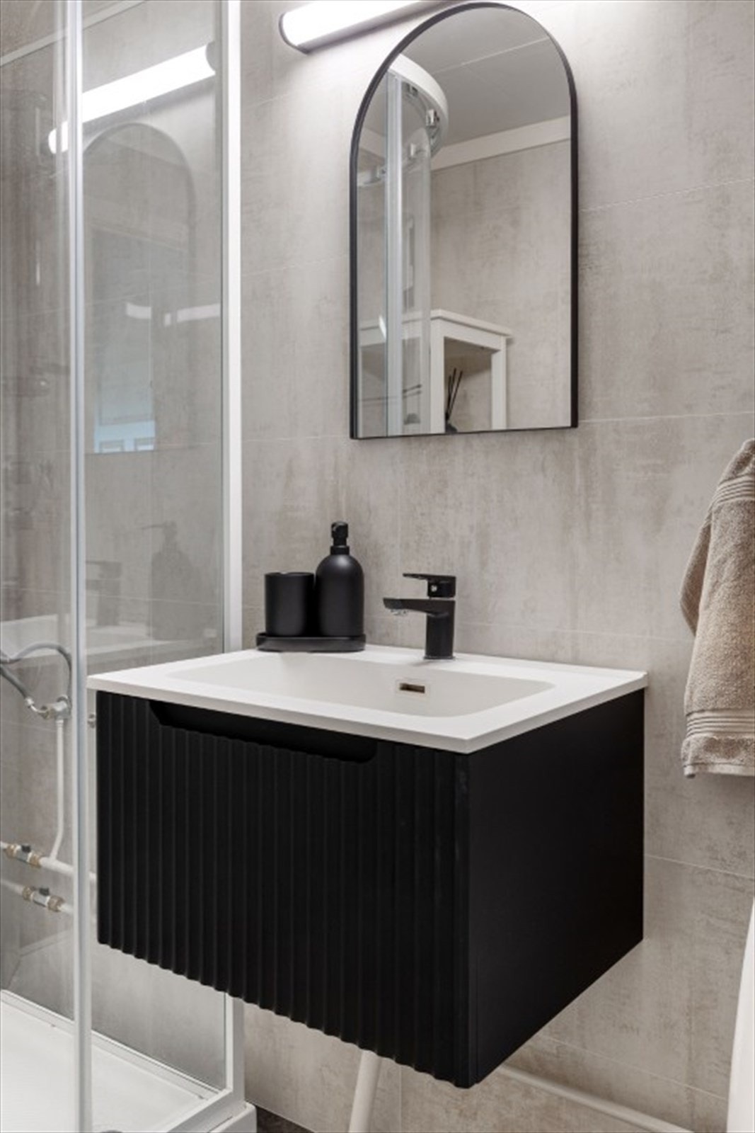 Stilrent servantskap med speil og praktiske oppbevaringsmuligheter på badet. Galleribilde