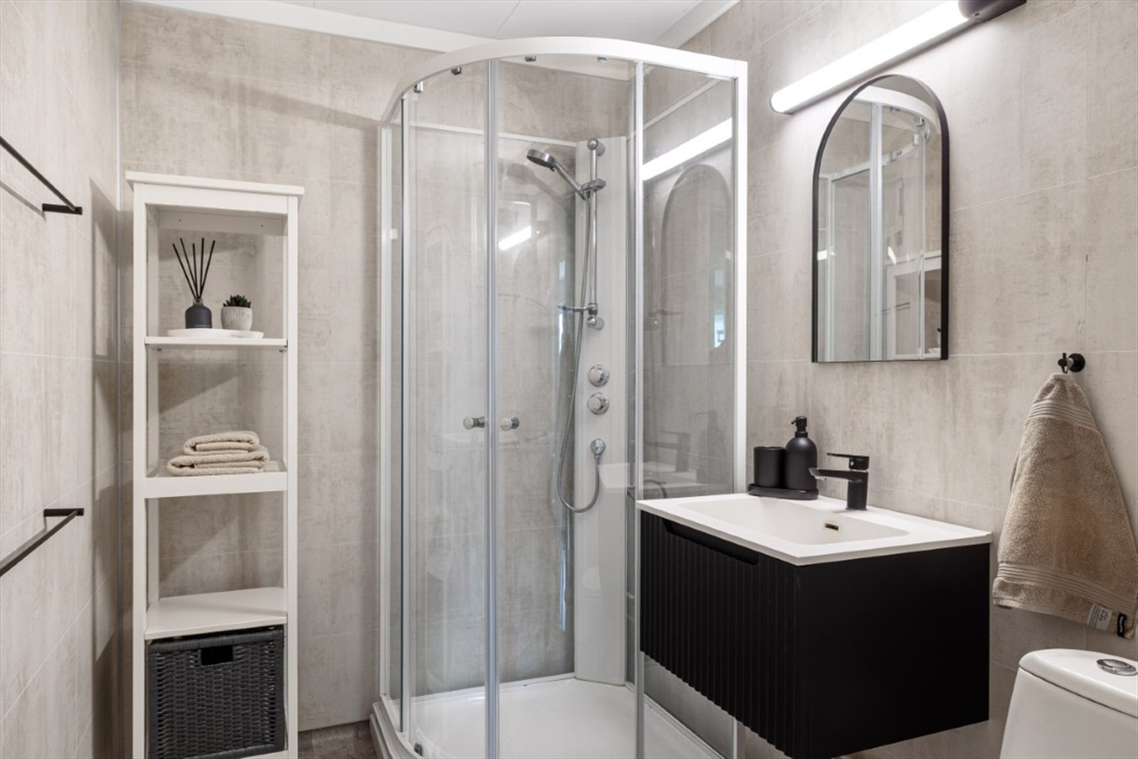 Badet i 1. etasje ble oppradert i 2024. Dusjkabinett og moderne servantløsning samt toalett. Galleribilde