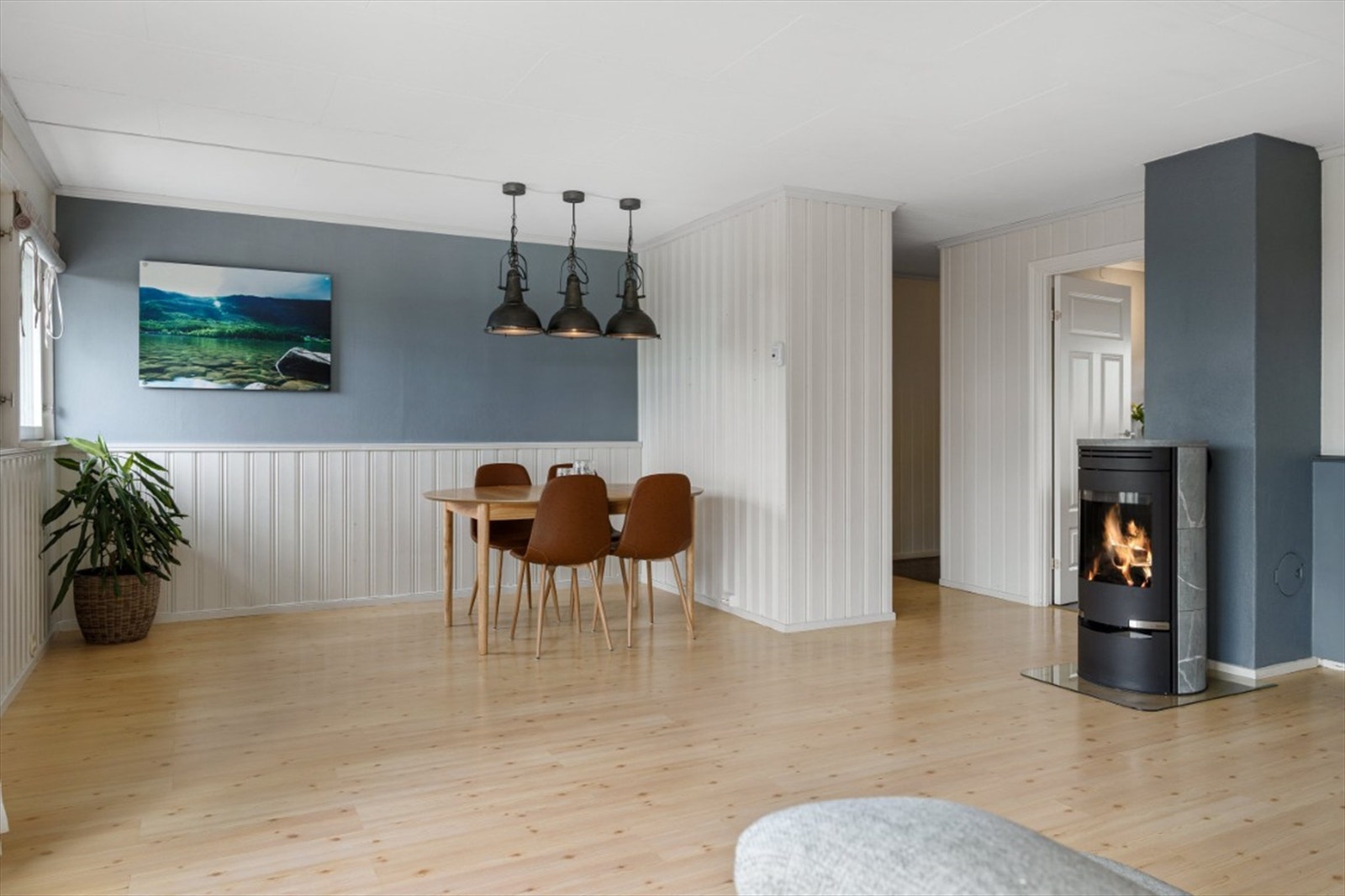 Den romslige stuen gir fleksible møbleringsmuligheter med god plass til både salong og stort spisebord Galleribilde