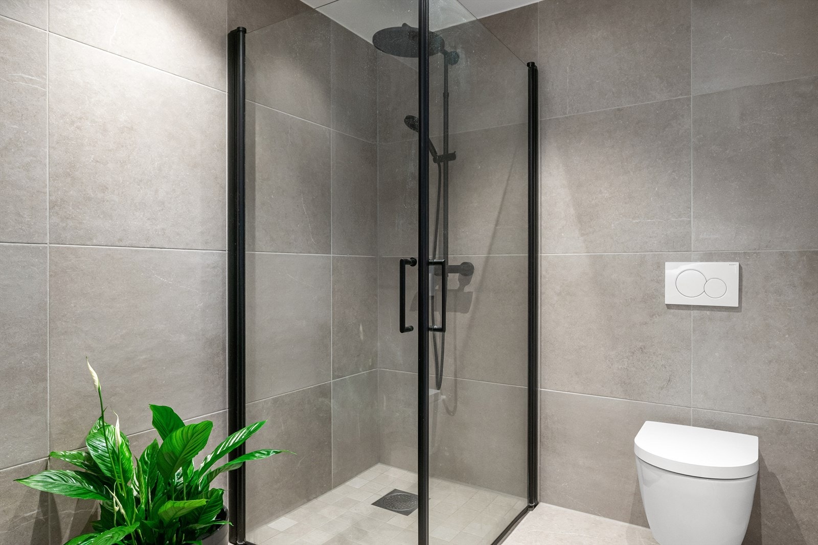 Badet har også downlights i himling og varmekabler i gulv. Galleribilde