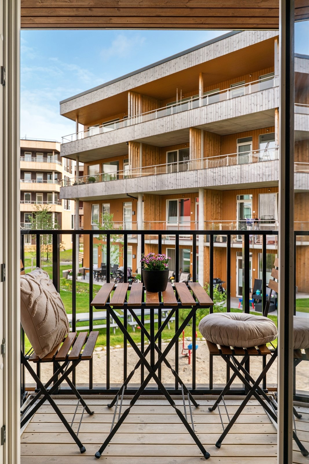 Her har man plass til et kafesett, og har utsikt over nabolaget og nærområdet. Galleribilde