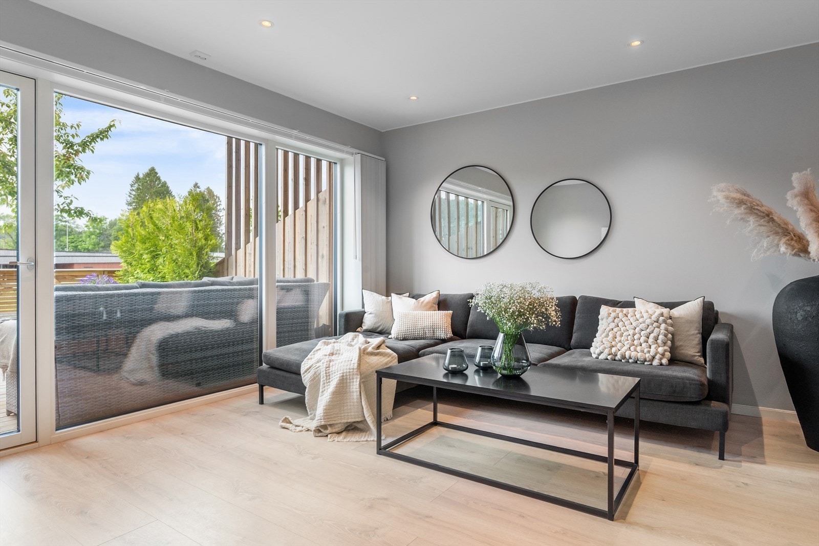 Stuen innredes naturlig i flere soner med plass til både spisebord og sofagruppe. Galleribilde