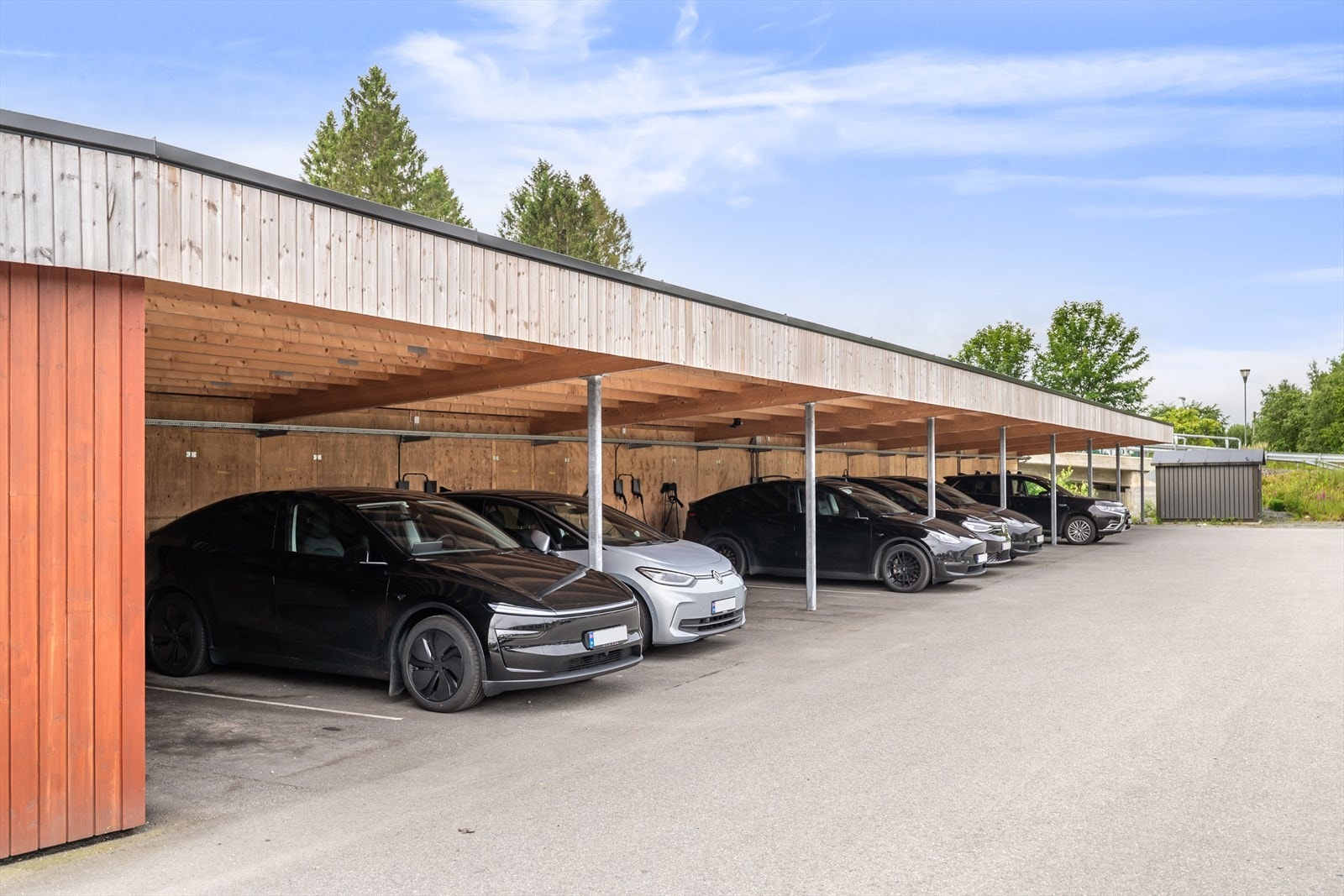 Boligen har også en egen parkeringsplass i felles car-port. Galleribilde