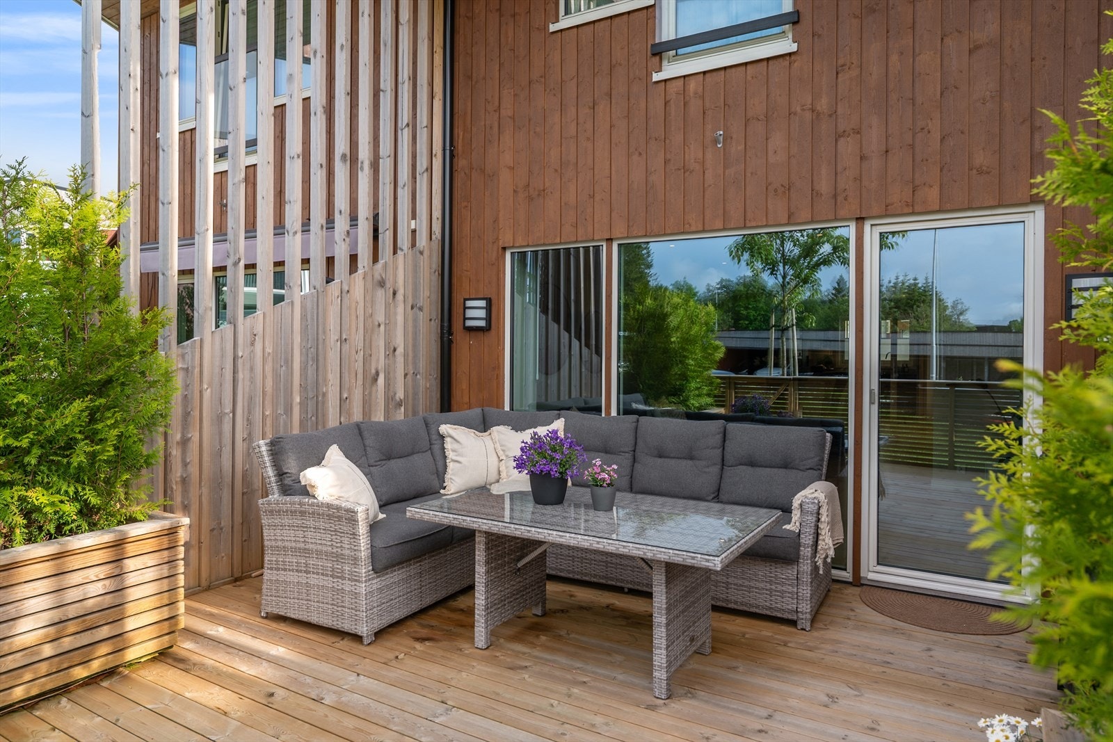 Her har man flotte solforhold og god plass til det en måtte ønske av utemøbler og grill. Galleribilde