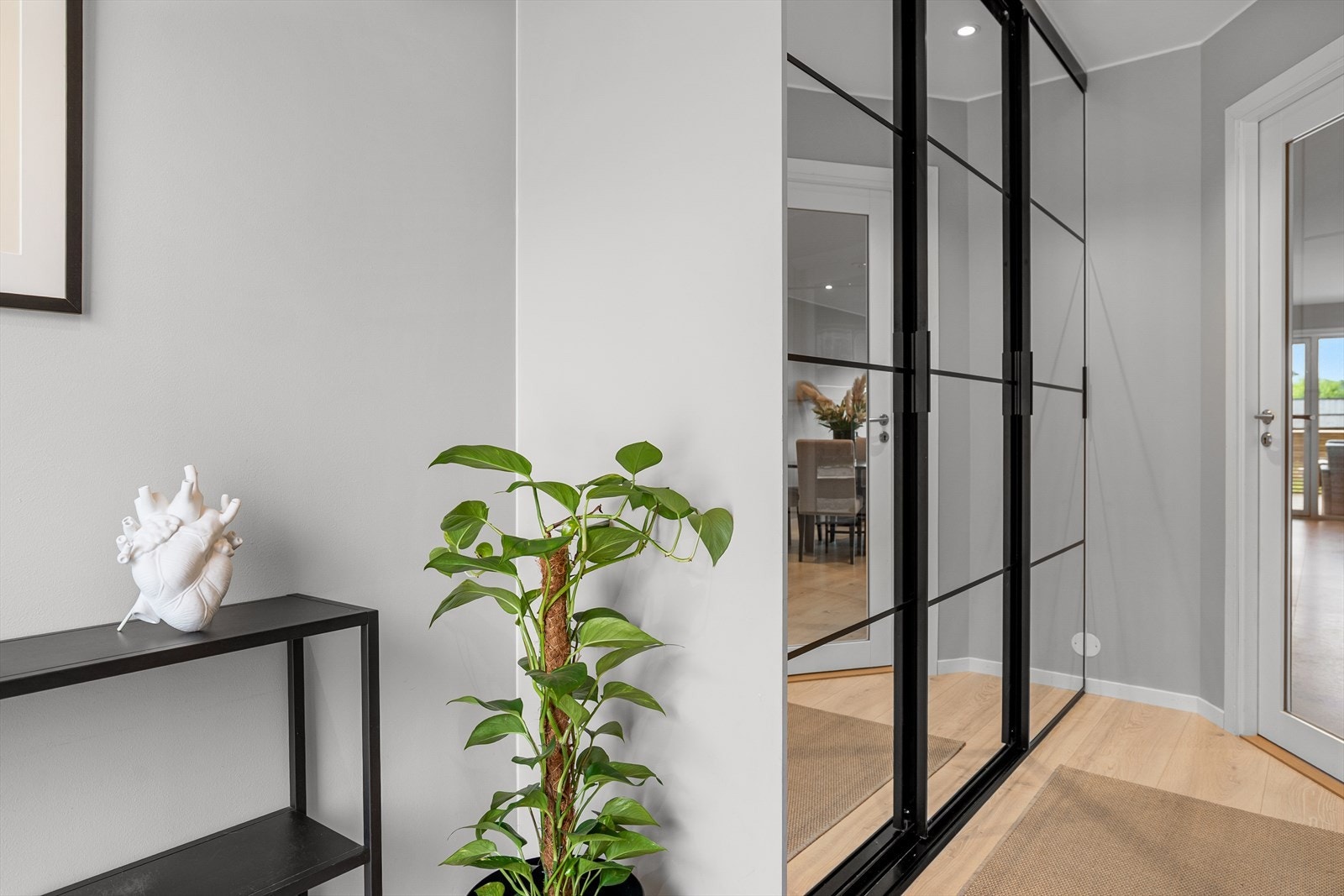 Entréen er innredet med en stor skyvedørsgarderobe som gir rikelig med oppbevaringsplass, og gjør det enkelt å holde entréen ryddig. Galleribilde