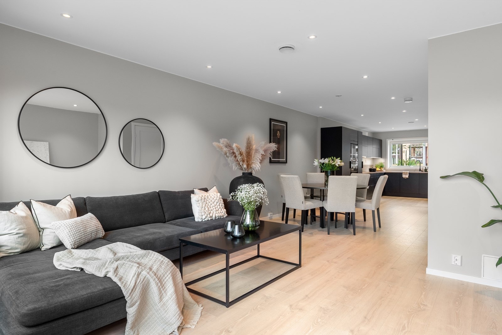 Overflatene i stuen og kjøkkenet består av slette malte vegger og himling med listefrie overganger, samt flott 1-stavs laminatgulv. Galleribilde