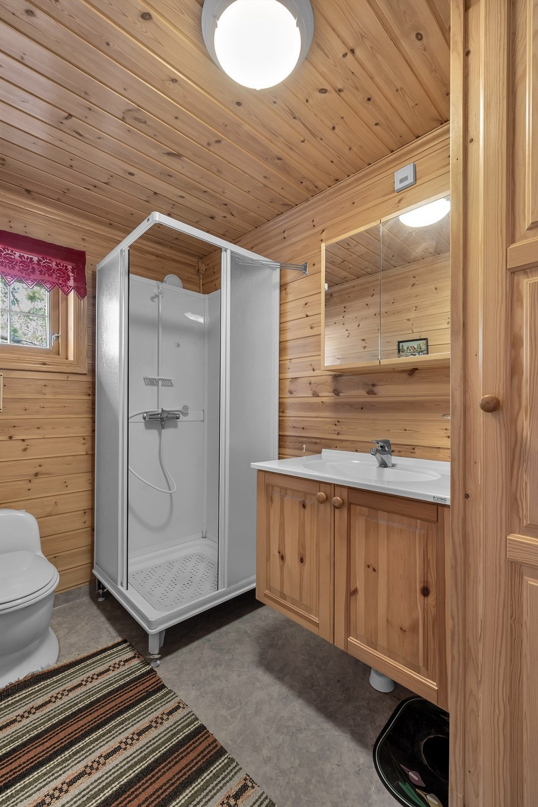 Bad med dusjkabinett og "snurredo" Galleribilde