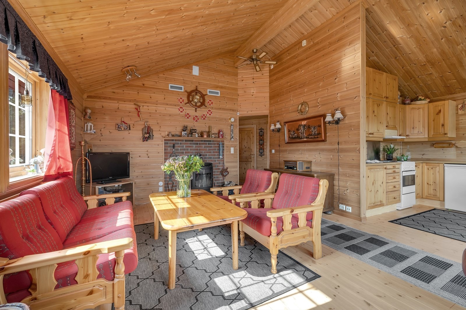 Stue og kjøkken i åpen løsning Galleribilde