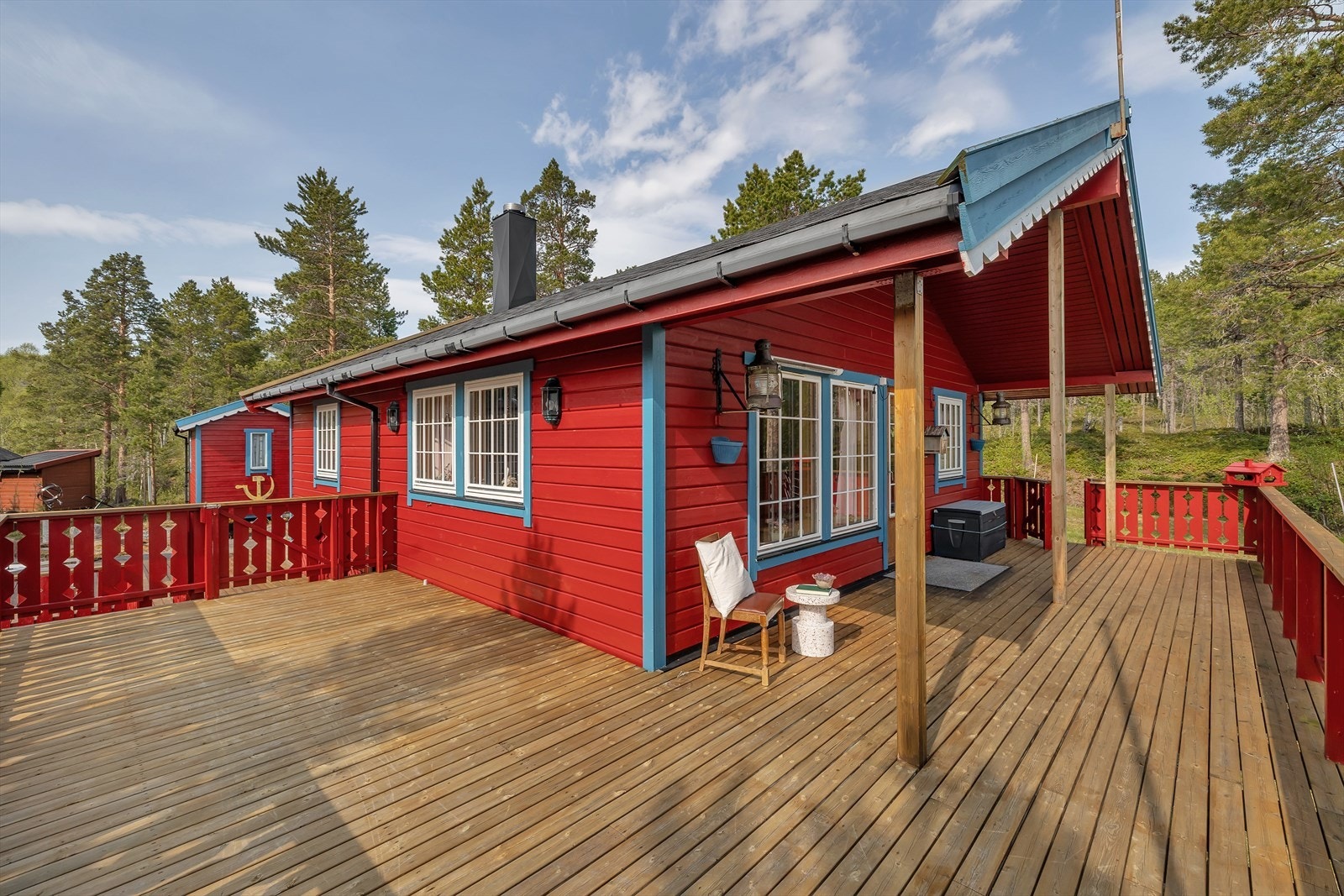 Hytten har terrasse på to sider Galleribilde