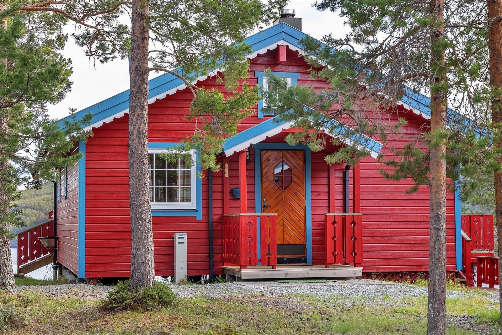 Hytten fremstår som godt ivaretatt og velholdt Galleribilde