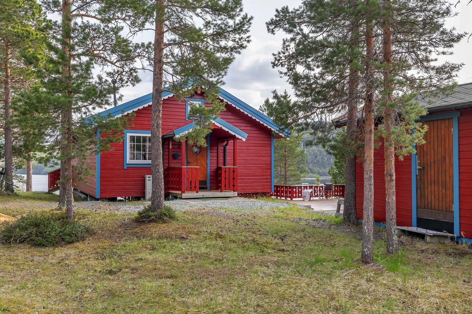 Eiendommen ligger i fantastiske omgivelser på Lanes i Malangen. Her har man nærhet til havet samtidig som man har furuskog og "innlandsklima" Galleribilde