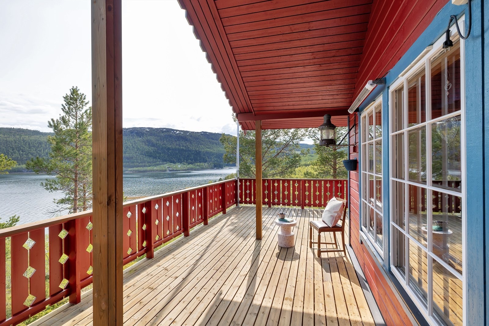 Solrik terrasse med fantastisk utsikt Galleribilde