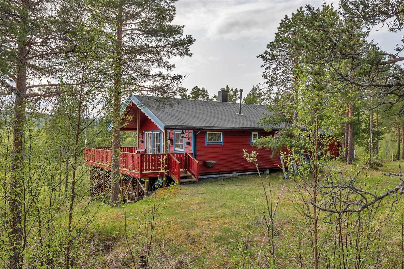 Hytten ligger idyllisk til frempå en brink med fantastisk utsikt! Galleribilde