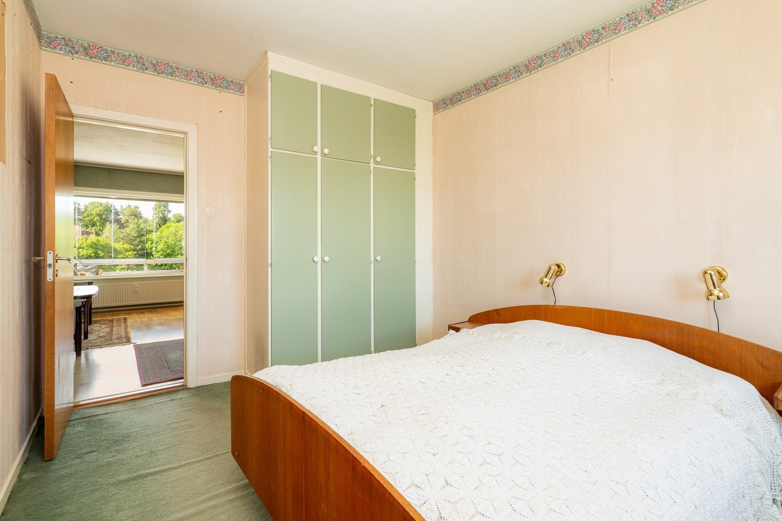 Alle tre soverom har plassbygd garderobe for klesoppbevaring. Galleribilde