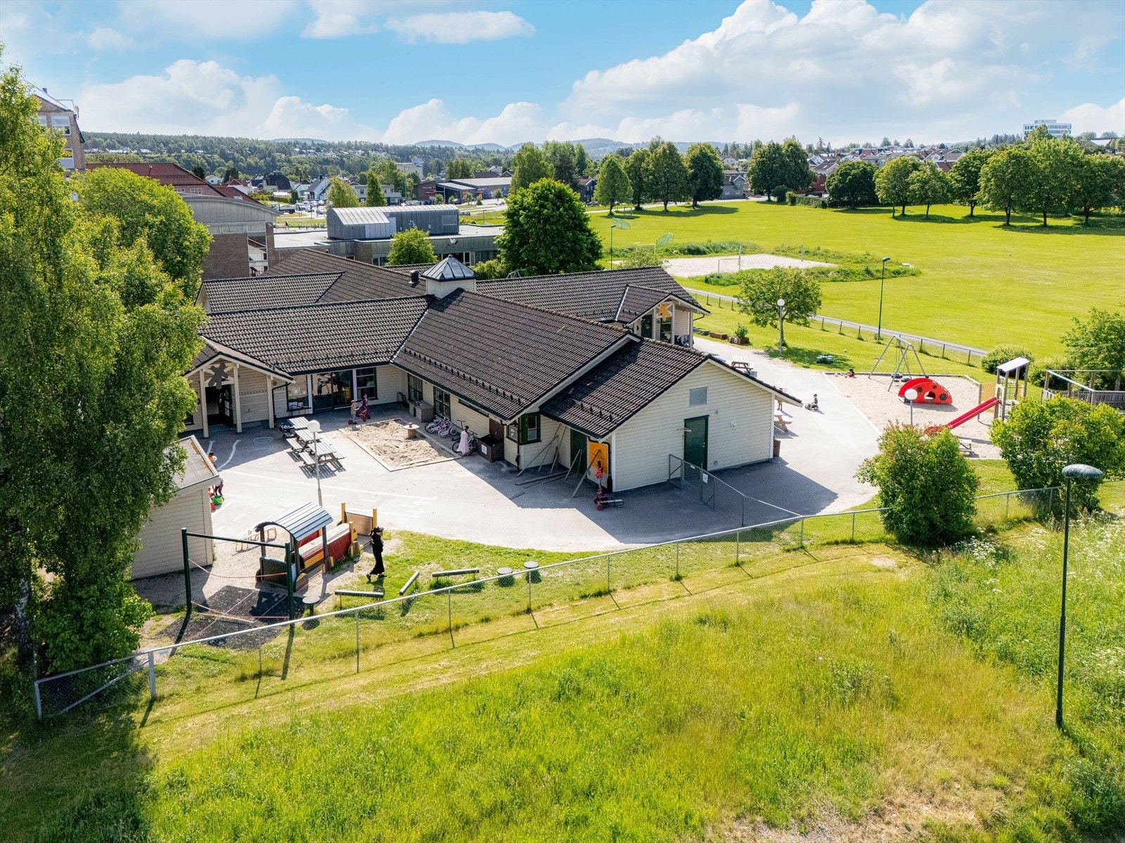 Området er barnevennlig, med umiddelbar nærhet til Gimsøy barnehage og Gimsøy ungdomsskole. Det er ellers kort vei til flere barnehager og barneskoler. Galleribilde