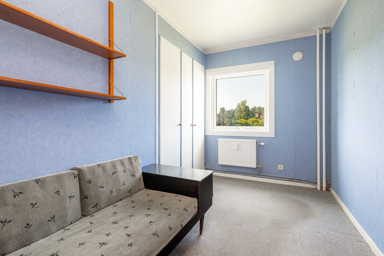 Alle soverommene er utstyrt med radiator og overflater består av teppe/belegg på gulv og tapet på vegger, samt hvitmalt tak. Galleribilde