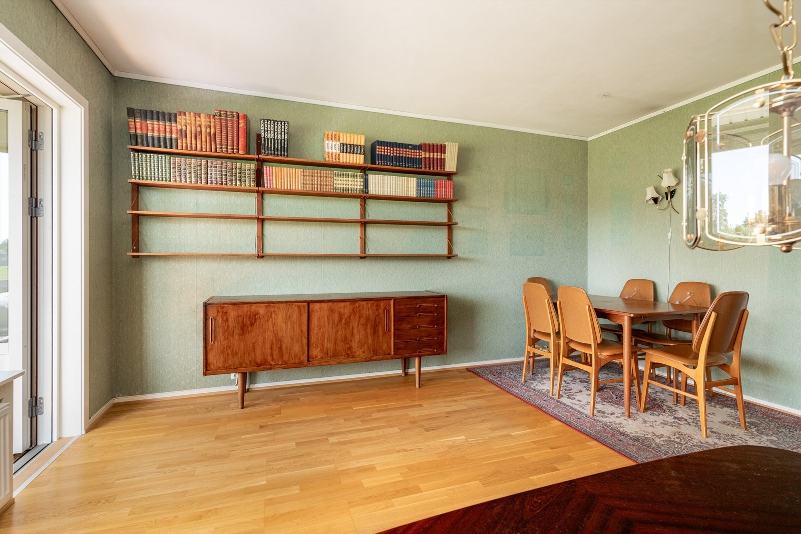 Pen stue, med store vindusflater og utgang til innglasset balkong mot syd. Galleribilde