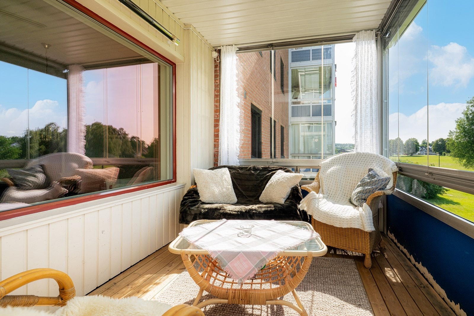 Innglassert balkong hvor det kan etableres en lun og solfylt utesone med god plass til møbler. Galleribilde