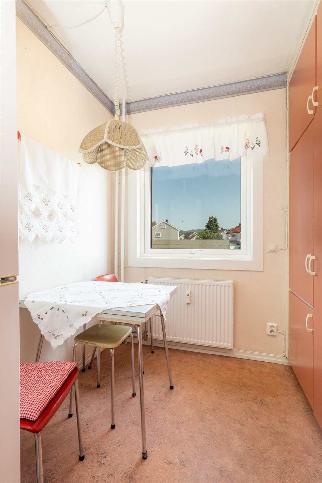 Fin plass til en mindre spisegruppe ved kjøkkenvindu. Galleribilde