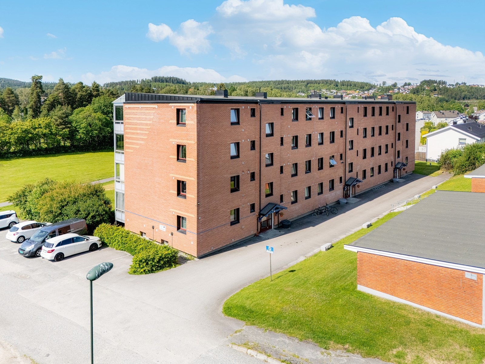 Området er barnevennlig, med umiddelbar nærhet til Gimsøy barnehage og Gimsøy ungdomsskole. Det er ellers kort vei til flere barnehager og barneskoler. Felles parkering på asfaltert gårdsplass. Galleribilde