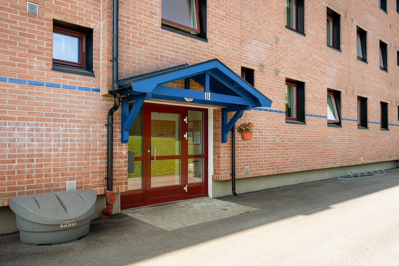 Kragerøgata 9B har en attraktiv og sentral beliggenhet midt på Gimsøy i Skien, med kort vei til det meste! Leiligheten ligger fint til med solrik, innglasset balkong. Galleribilde