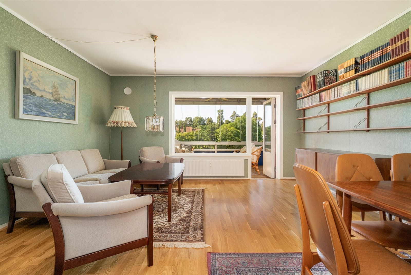 Det er god plass til både sofagruppe og spiseplass. Galleribilde
