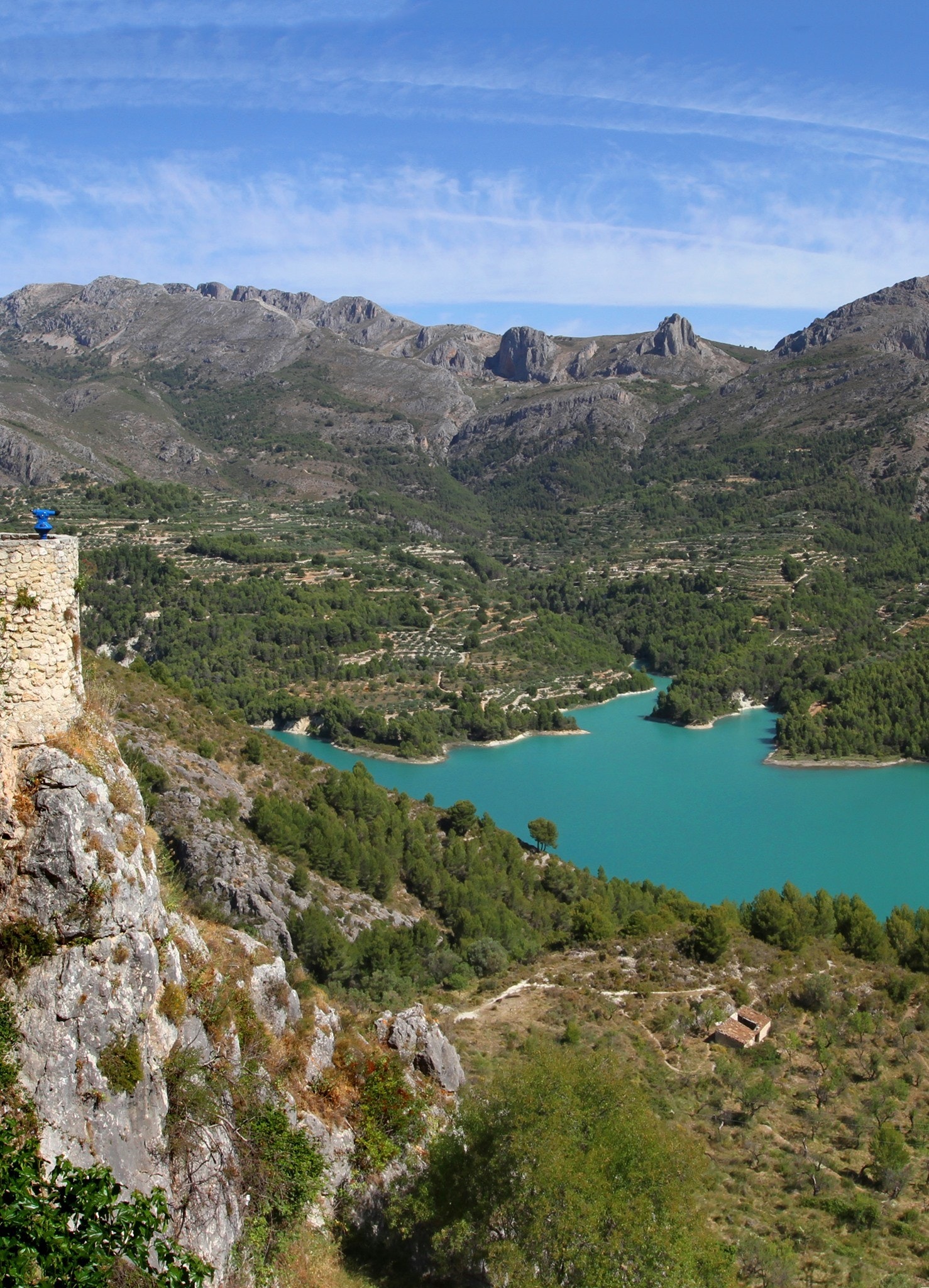 Området byr på alt av aktiviteter; fornøyelsesparker o.l. for barna, paragliding, fjellturer, golfbaner. Galleribilde