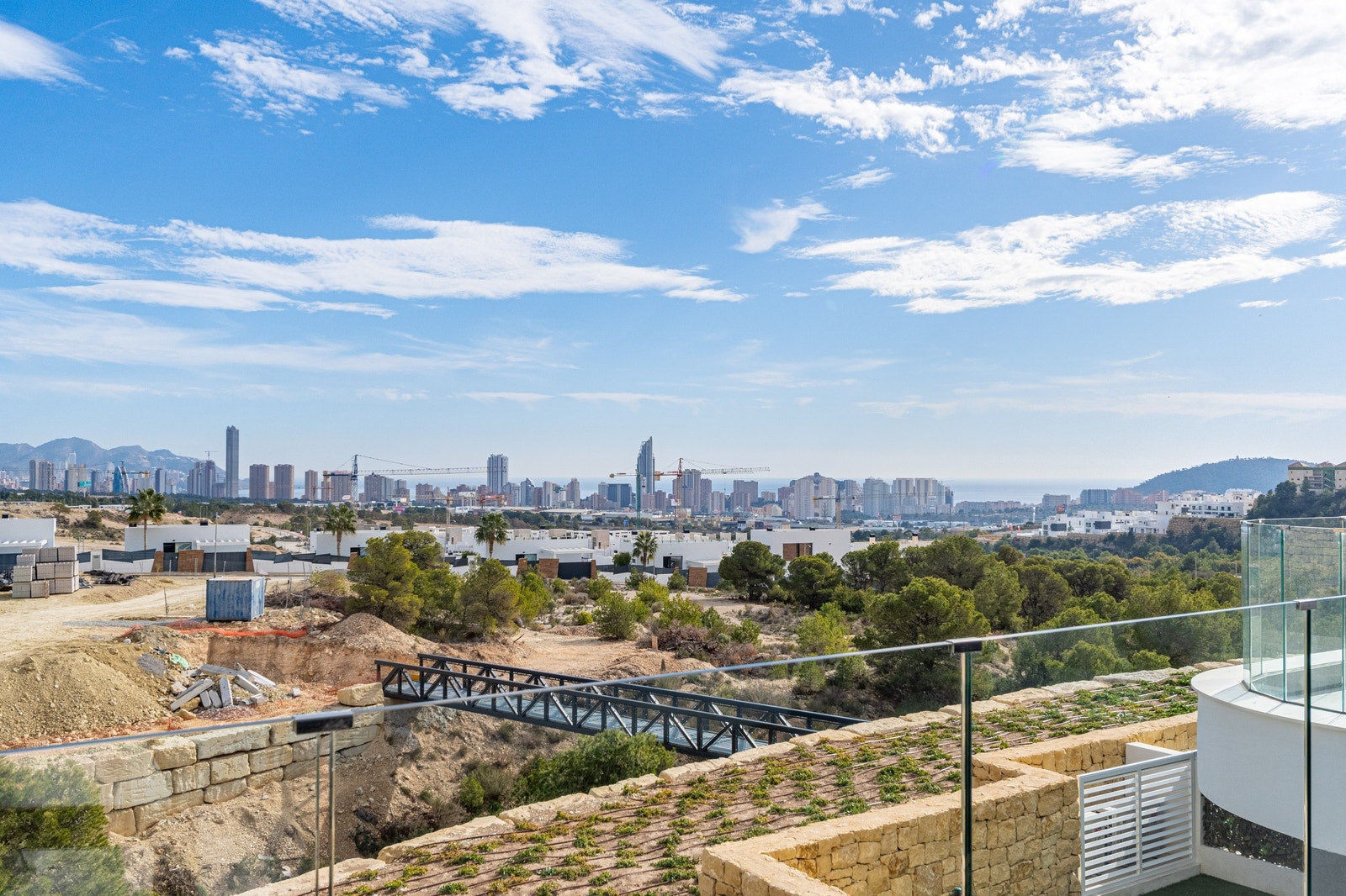 Foran boligen ligger det en stor park som er inngjerdet og kun for beboere. Her kan utsikten garanteres da området foran ikke kan bygges på. Galleribilde