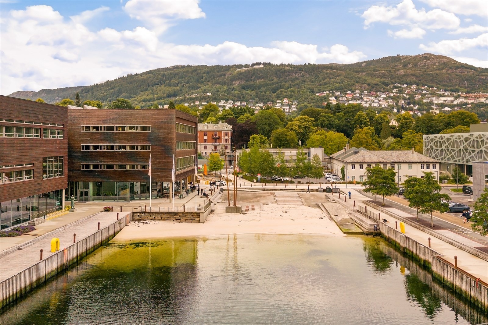 Bystranden på BI er det godt alternativ for varme sommerdager, eller en tur til Fløyen som kan ses på bildet. Galleribilde