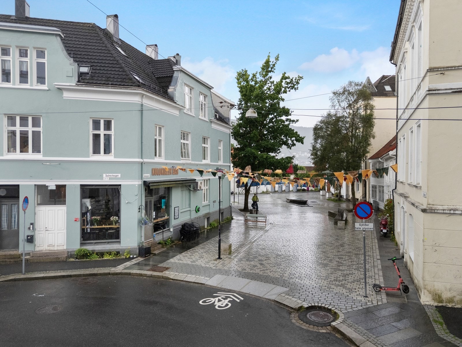 Kolonialen er få meter fra leiligheten og tilbyr en hyggelig uteservering sommertid. Galleribilde