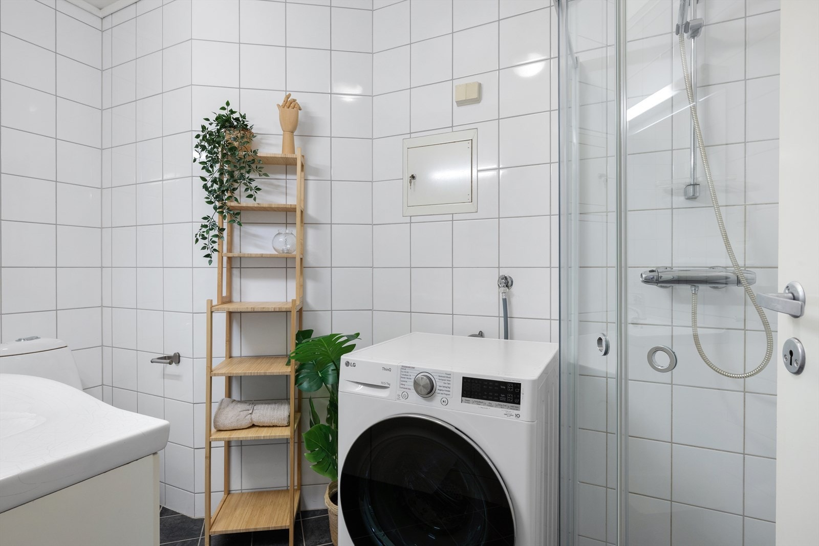 Badet har varmekabler i gulv og dusjkabinett fra 2025, samt blandebatteri fra 2023. Galleribilde