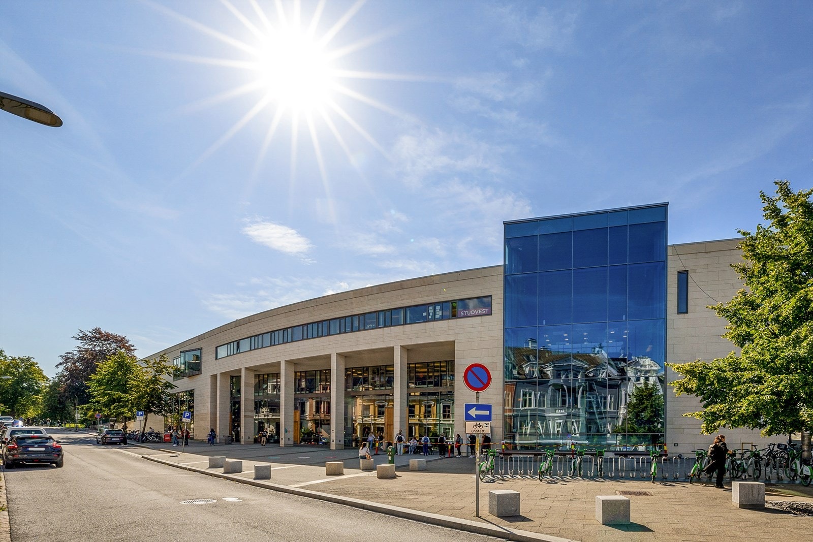 Studentsenteret er et populært samlingspunkt for studenter med treningssenter, svømmehall og bibliotek. Galleribilde
