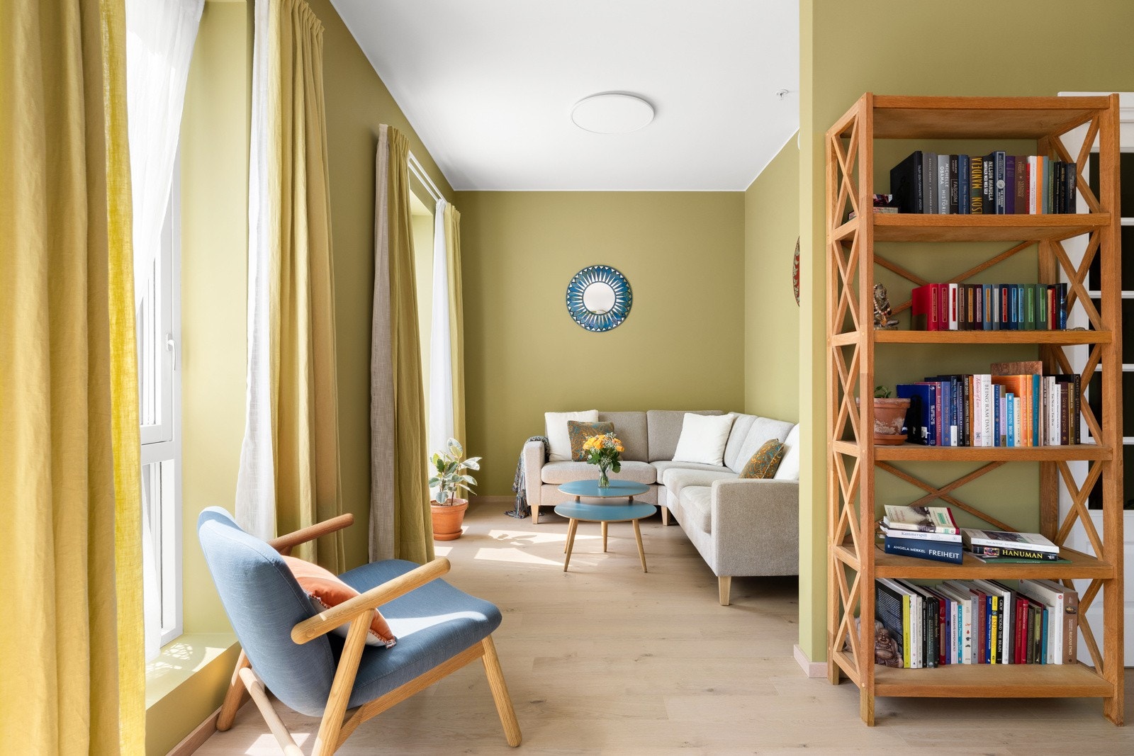 Stuen har god plass til både sofa - og spisegruppe. Galleribilde
