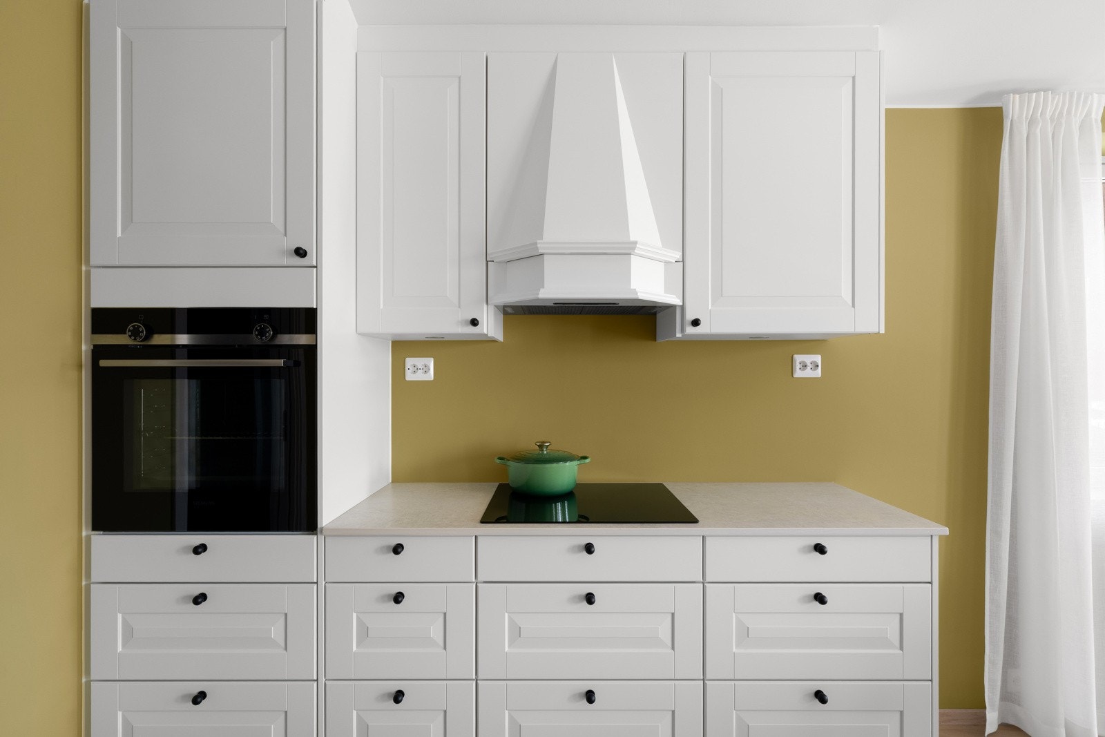 Kjøkkenet har svært kostbar benkeplate i dekton. Galleribilde