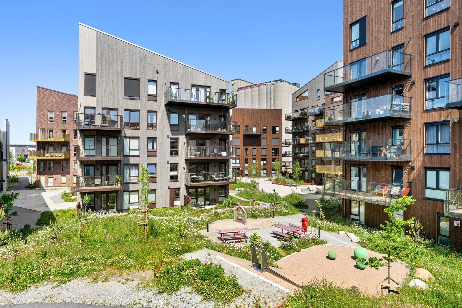 Leiligheten har nydelige sol - og lysforhold under åpen himmel. Galleribilde