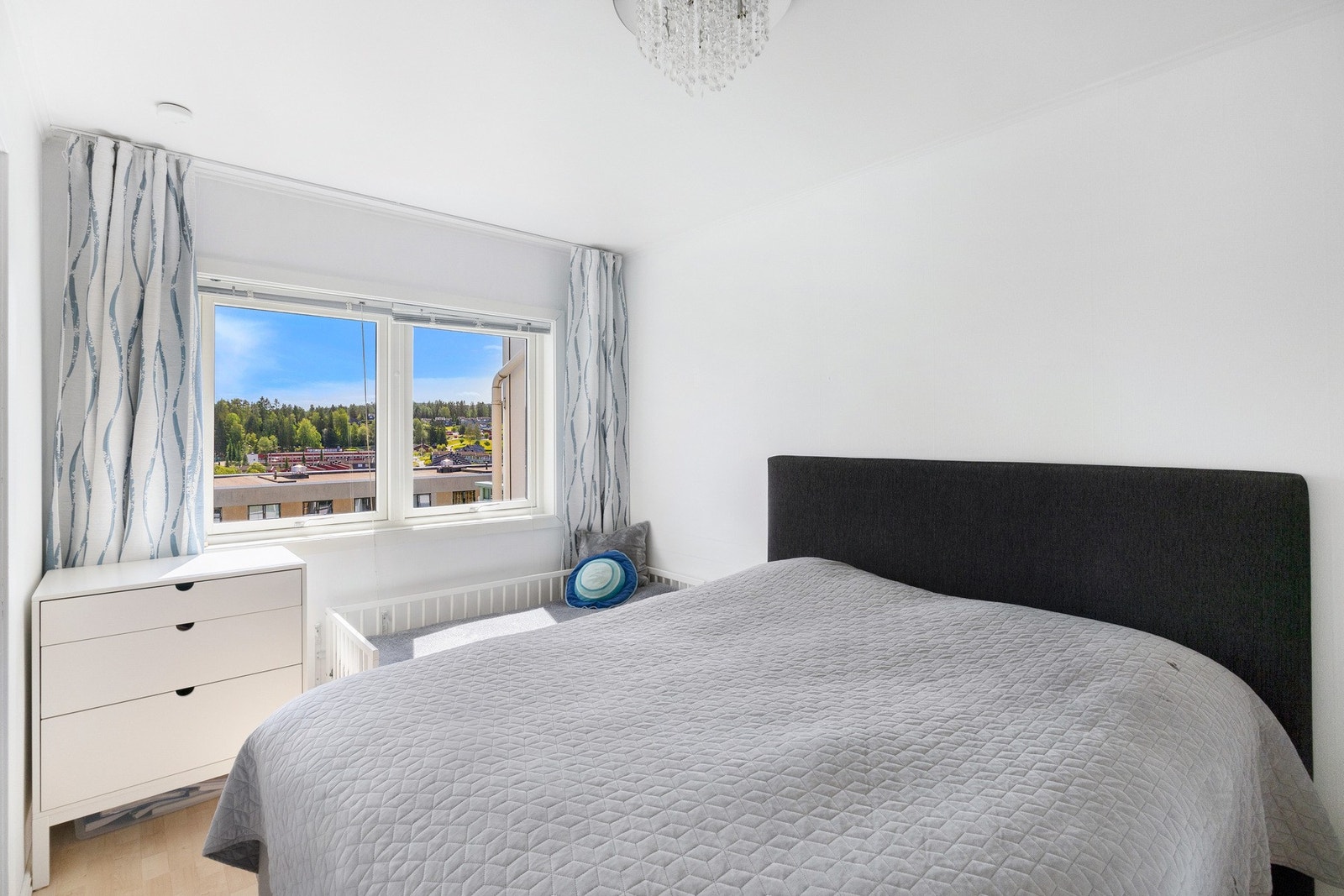 Hovedsoverom med plass til dobbeltseng og garderobeløsning. Galleribilde