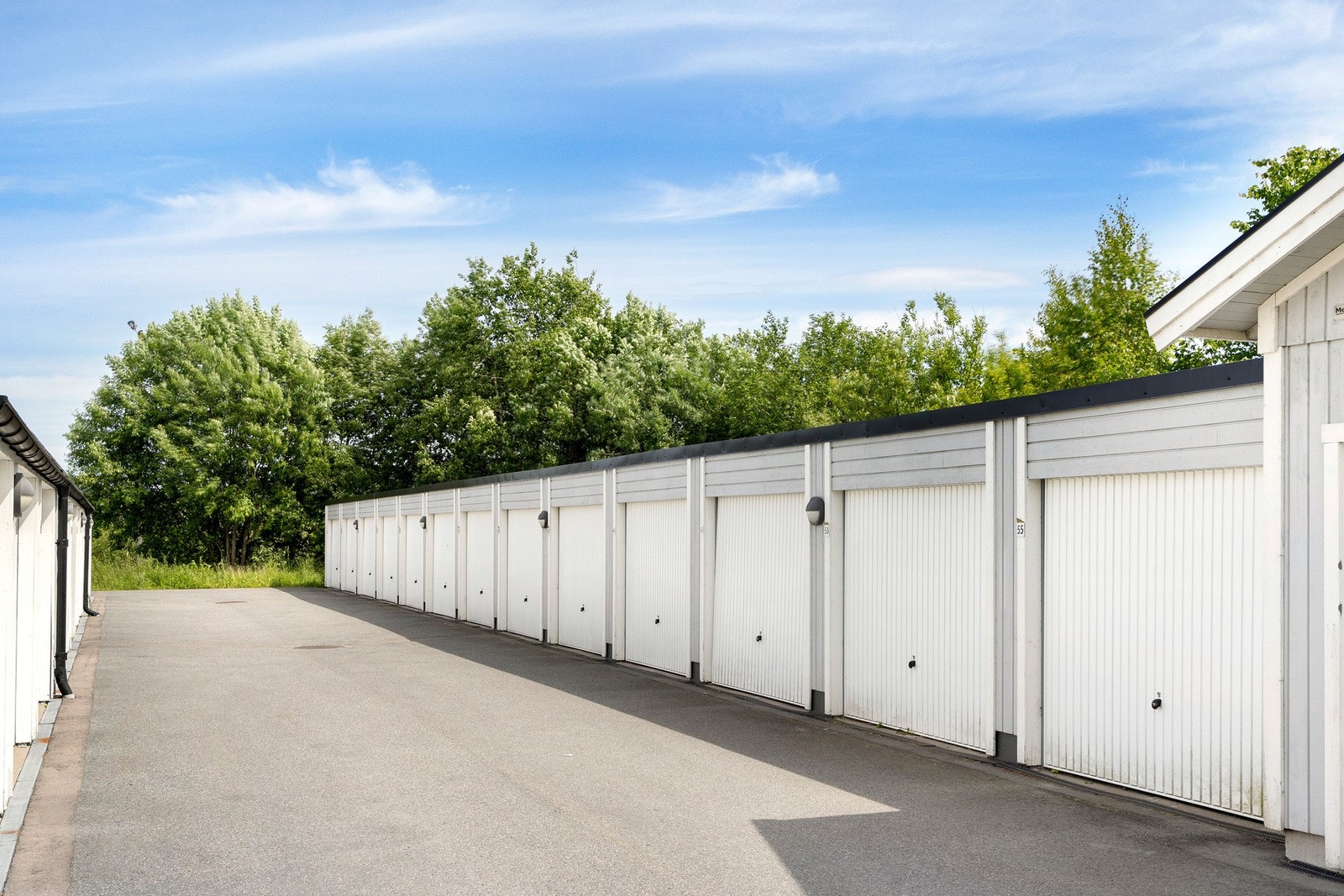 Det følger med en garasjeplass i felles garasjerekke. Galleribilde