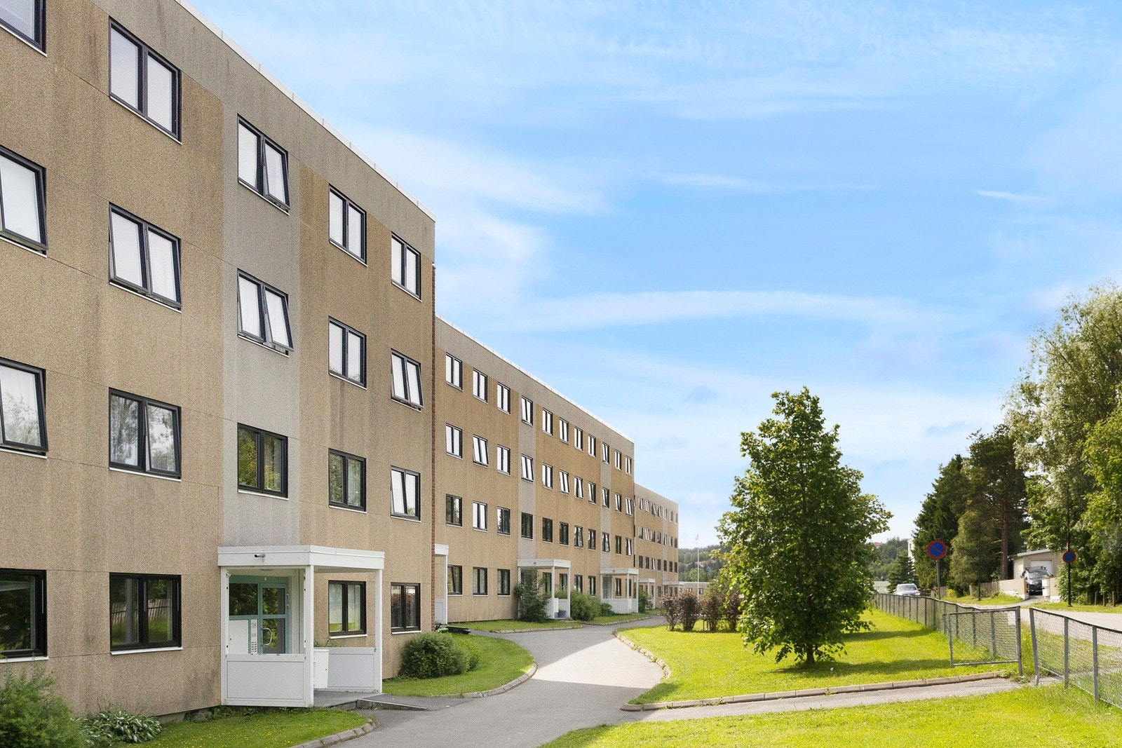 Bygget har inngang fra begge sider. Galleribilde