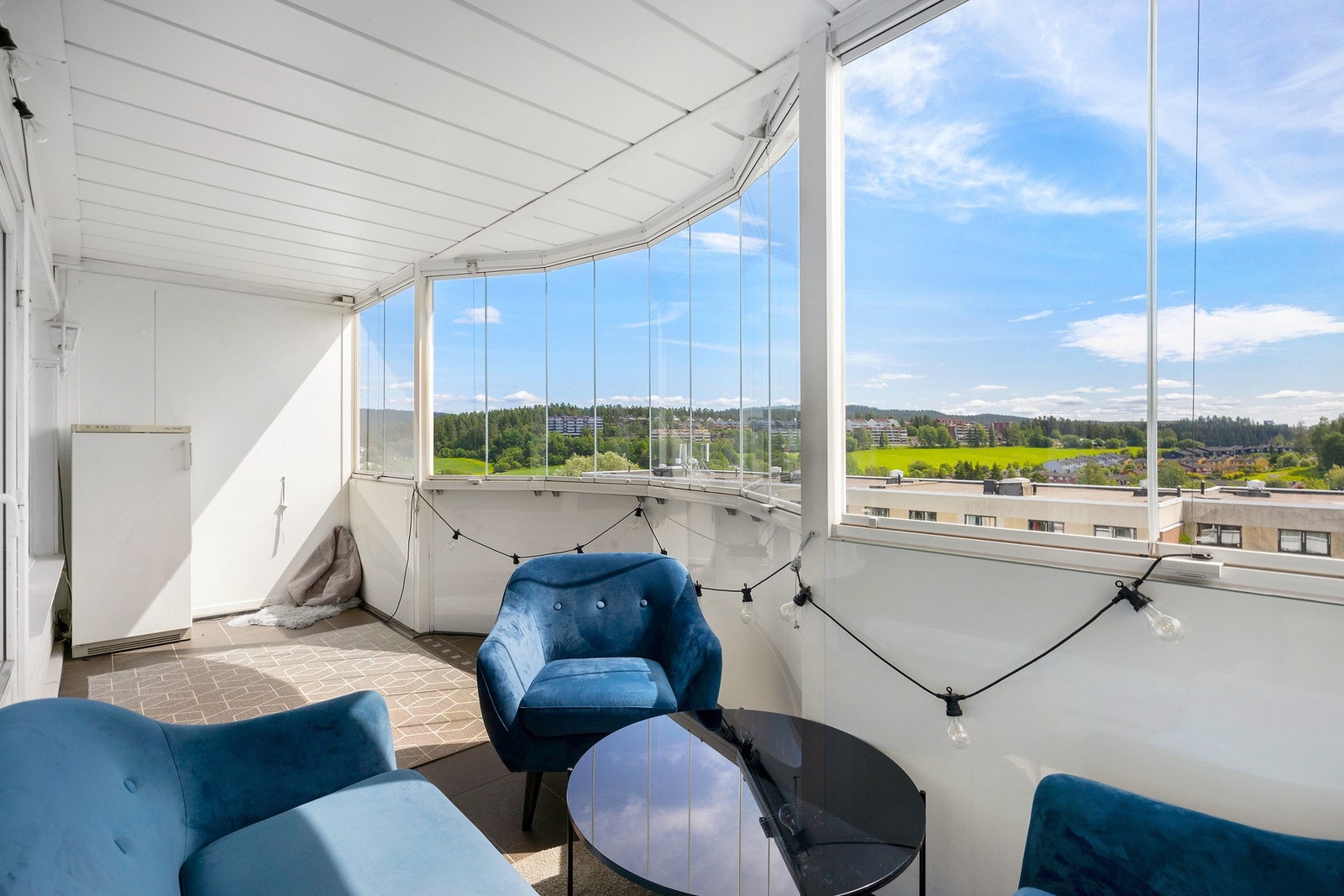 Balkongen vender mot et rolig utsyn og blir et naturlig ekstra rom store deler av året. Galleribilde