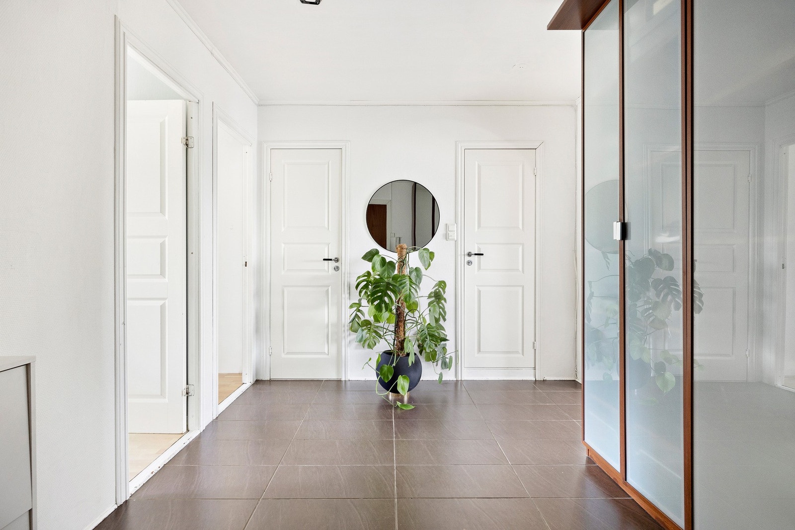 Lys og funksjonell entré med plass til oppheng og oppbevaring. Galleribilde