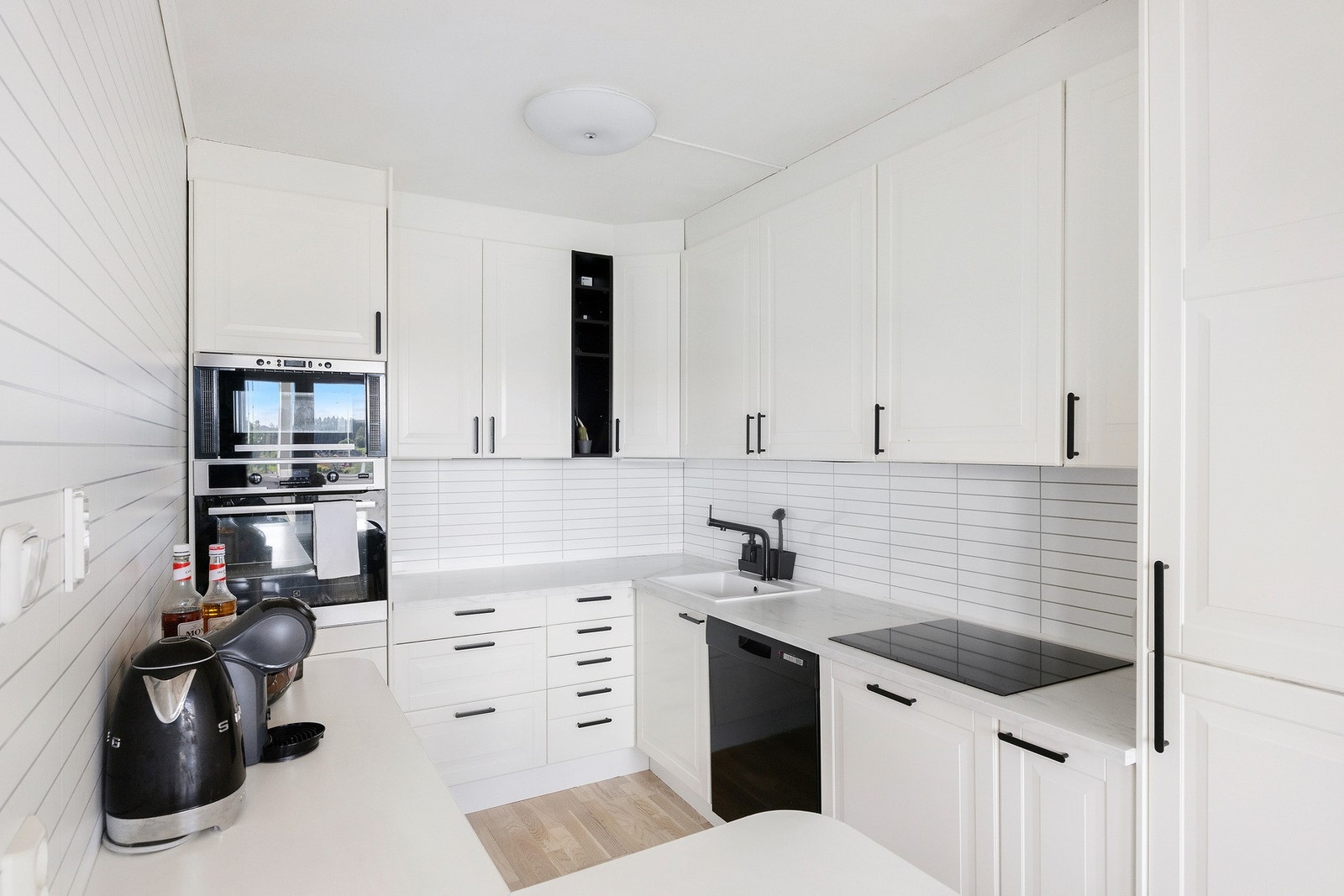 Kjøkken med fronter fra 2021, godt med benkeplass og integrerte hvitevarer. Galleribilde