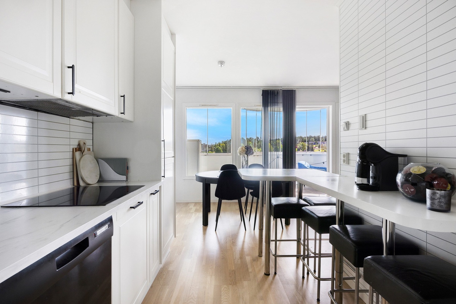 Fra kjøkkenet har du en hyggelig utsikt. Galleribilde