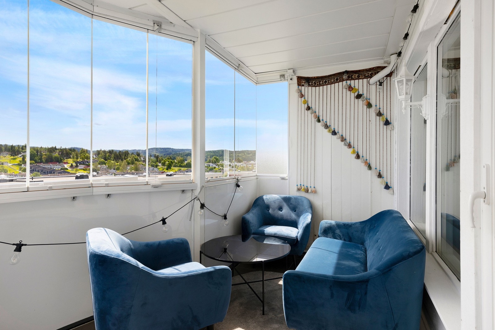 Fra stuen er det utgang til en stor, innglasset balkong på hele 13 kvm. Galleribilde