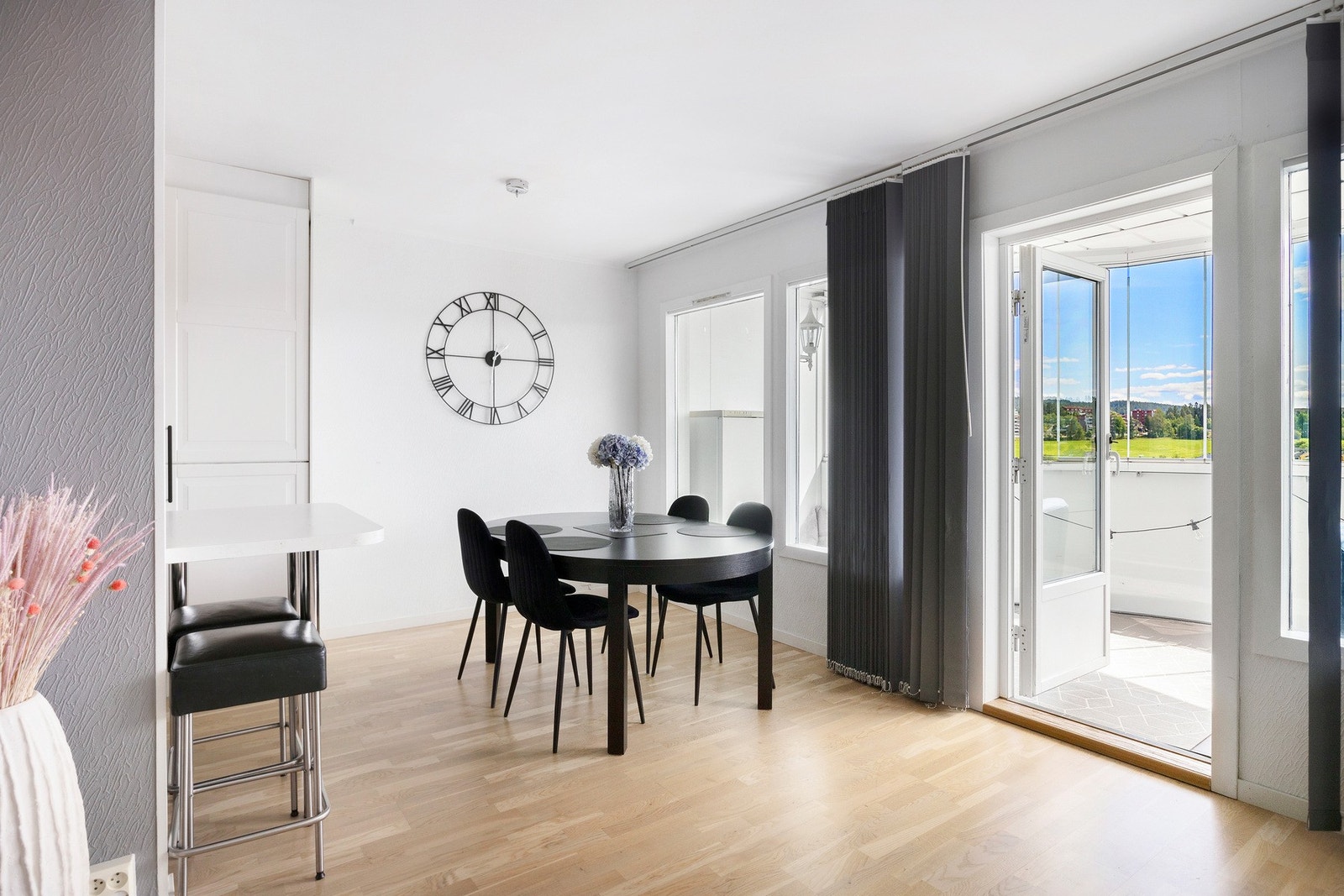 Kjøkkenet ligger delvis adskilt fra stuen. Galleribilde