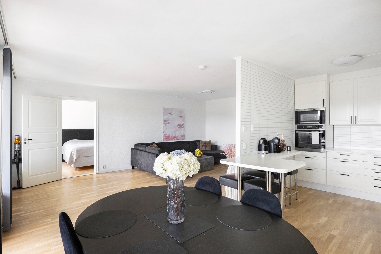 Mellom stue og kjøkken har du god plass til et spisebord. Galleribilde